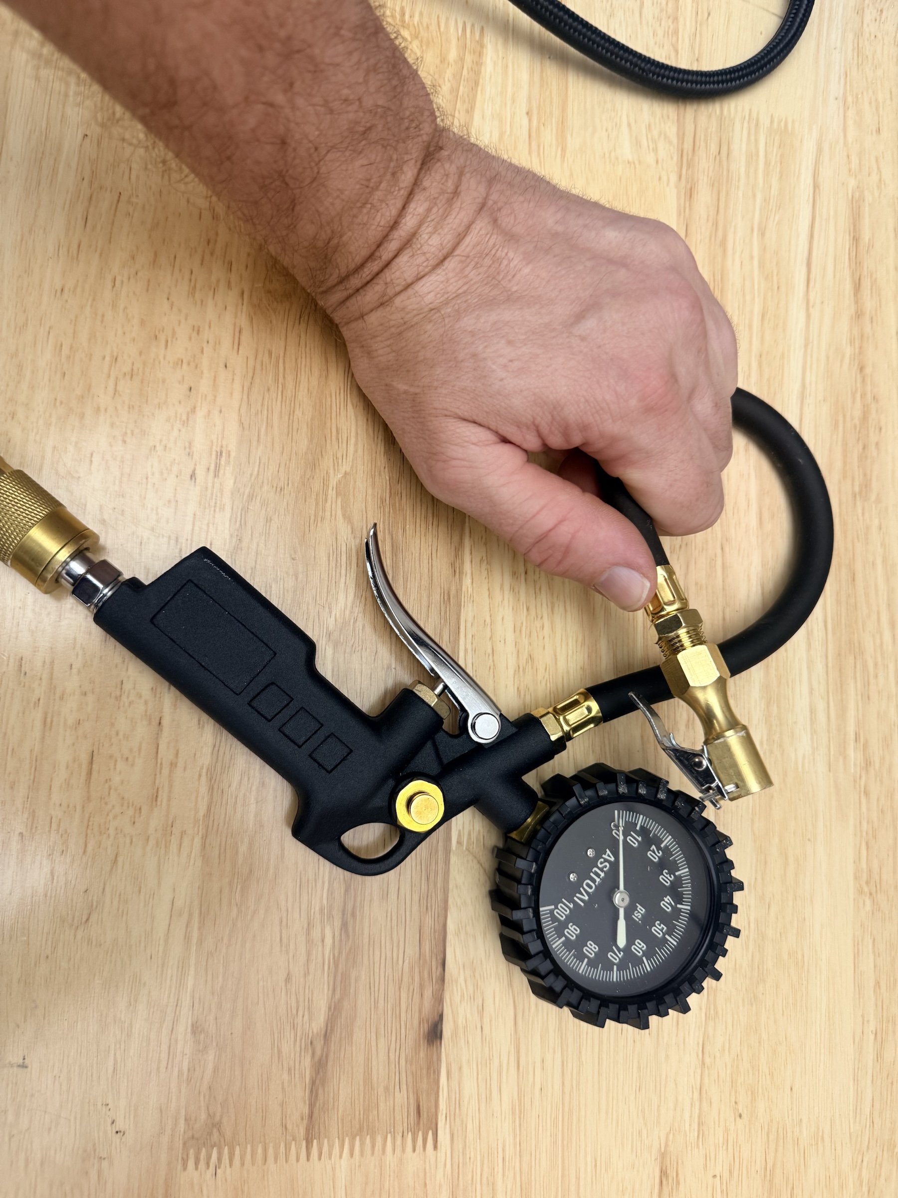 Tire Inflator with integrated Guage